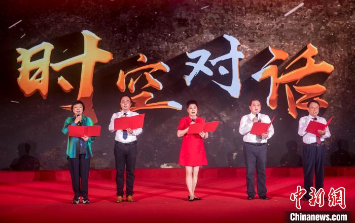 陶侃與陳望道之孫陳曉帆、顏福慶之孫顏志淵、榮毅仁侄女榮智豐深情朗誦《與統(tǒng)戰(zhàn)先輩的時空對話》?！堦?攝