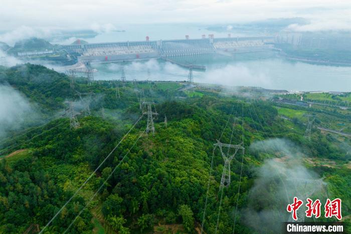 三峽輸電線路。　何偉 攝