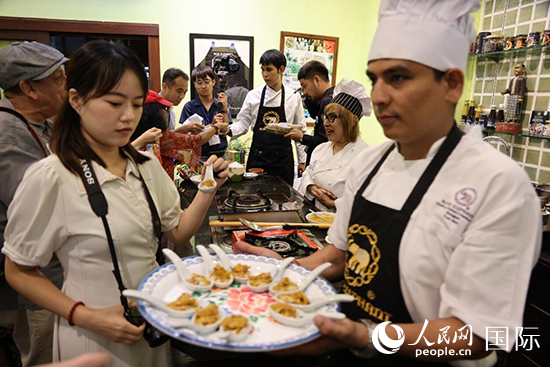7月19日，參加美食活動(dòng)的多國(guó)代表品嘗泰式傳統(tǒng)美食。人民網(wǎng)記者 張矜若攝