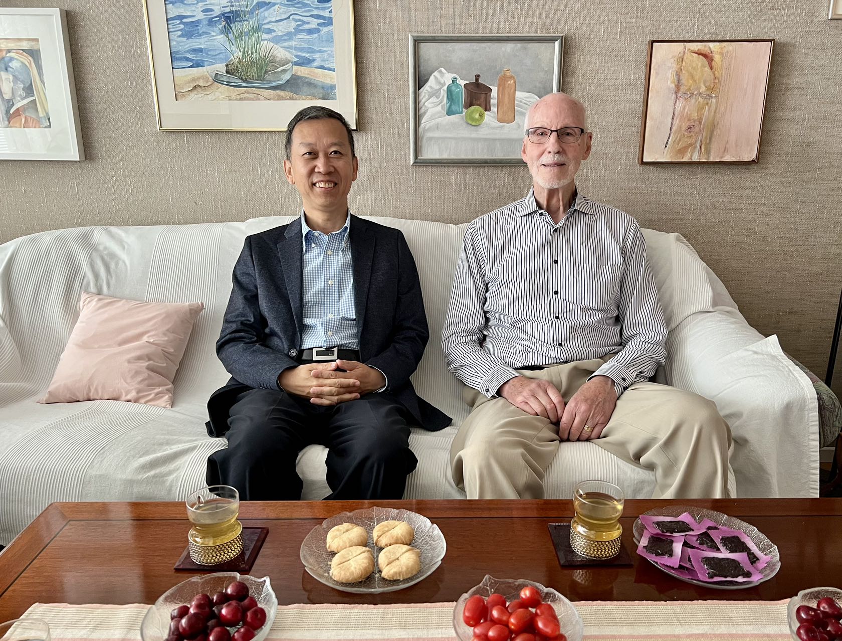 駐瑞典大使崔愛民看望瑞典科學(xué)家。中國駐瑞典大使館供圖