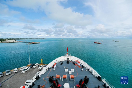 7月22日，中國(guó)海軍“和平方舟”號(hào)醫(yī)院船駛離基里巴斯首都塔拉瓦。當(dāng)?shù)貢r(shí)間22日上午10時(shí)，執(zhí)行“和諧使命-2023”任務(wù)的中國(guó)海軍“和平方舟”號(hào)醫(yī)院船圓滿結(jié)束對(duì)基里巴斯的首次訪問，駛離基里巴斯首都塔拉瓦，前往本次任務(wù)的第二站湯加努庫(kù)阿洛法港。新華社發(fā)（黎宇 攝）