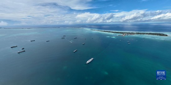 7月22日，中國(guó)海軍“和平方舟”號(hào)醫(yī)院船結(jié)束基里巴斯訪問，駛離塔拉瓦港。新華社發(fā)（桂江波 攝）