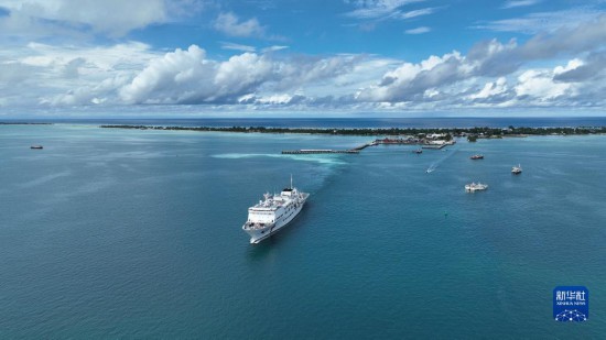 7月22日，中國(guó)海軍“和平方舟”號(hào)醫(yī)院船結(jié)束基里巴斯訪問，駛離塔拉瓦港。新華社發(fā)（桂江波 攝）