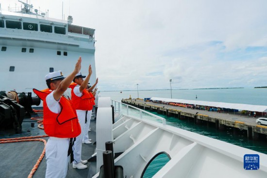 7月22日，中國(guó)海軍“和平方舟”號(hào)醫(yī)院船駛離基里巴斯首都塔拉瓦任務(wù)官兵向送行人群揮手告別。新華社發(fā)（黎宇 攝）