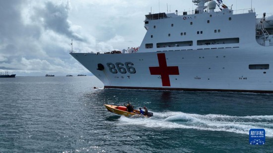 7月22日，中國(guó)海軍“和平方舟”號(hào)醫(yī)院船駛離塔拉瓦港途中，基里巴斯當(dāng)?shù)孛癖婑{船揮手告別。新華社發(fā)（桂江波 攝）
