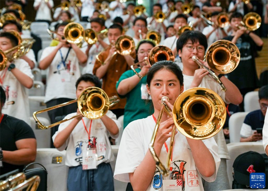 8月1日，在第九屆中國(guó)國(guó)際低音銅管藝術(shù)節(jié)的一場(chǎng)公益大師課上，低音銅管樂(lè)器愛好者在練習(xí)長(zhǎng)號(hào)。新華社記者 劉潺 攝