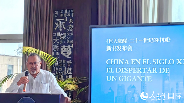 羅德里格斯博士現(xiàn)場(chǎng)介紹著作。吳志華攝