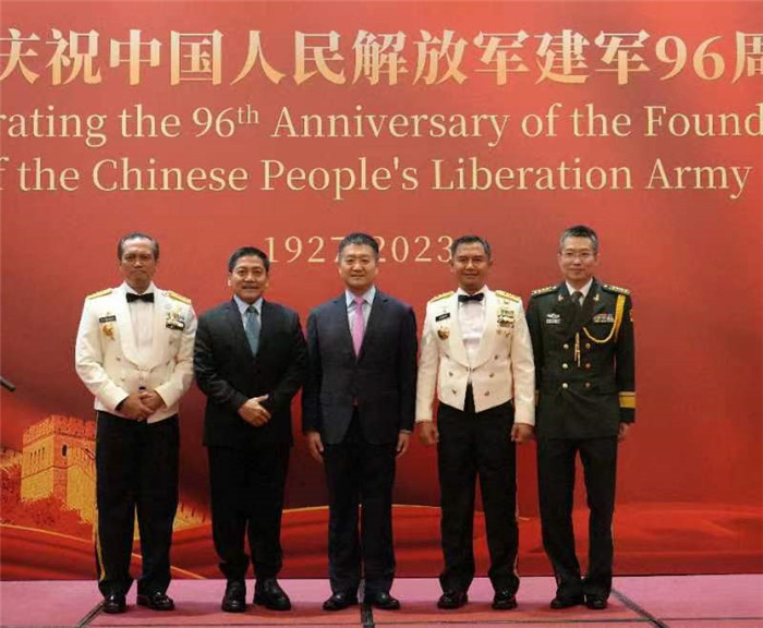 圖為陸慷大使與印尼貴賓合影。中國駐印度尼西亞使館供圖