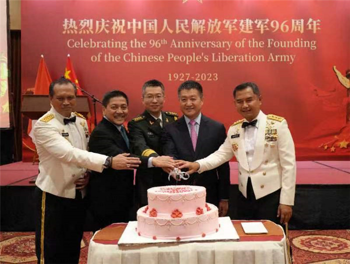 圖為陸慷大使與印尼貴賓共切生日蛋糕。中國駐印度尼西亞使館供圖