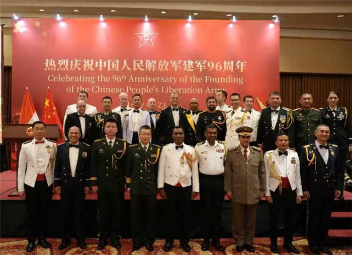 圖為徐勝武官與參加招待會的各國武官、武官處代表合影。中國駐印度尼西亞使館供圖