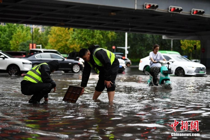 7月30日，河北省持續(xù)發(fā)布暴雨紅色預(yù)警信號。受今年第5號臺風(fēng)“杜蘇芮”殘余環(huán)流影響，7月28日以來，地處華北地區(qū)的河北省大部出現(xiàn)降雨。30日17時，該省氣象臺發(fā)布當(dāng)日第三次暴雨紅色預(yù)警信號。石家莊市城區(qū)不少區(qū)域積水嚴(yán)重，城管、環(huán)衛(wèi)、園林、市政等部門緊急出動，聯(lián)合疏堵保暢，筑牢防汛安全屏障。圖為石家莊裕華區(qū)城管局防汛隊(duì)員對沿街收水井進(jìn)行雜物清理，以保證排水暢通。翟羽佳 攝