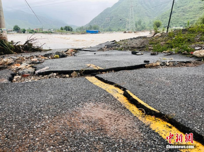 受臺(tái)風(fēng)“杜蘇芮”影響，7月29日至8月1日，河北省淶水縣普降暴雨，持續(xù)強(qiáng)降雨和強(qiáng)風(fēng)天氣引發(fā)洪水險(xiǎn)情。連日來，當(dāng)?shù)亟M織數(shù)千人搶險(xiǎn)救援隊(duì)伍，集中力量加快排水、清理路面、救援拋錨車輛、搶修倒伏電線桿等工作。8月1日，方便面、飲用水、火腿腸、面包等首批調(diào)撥救災(zāi)物資送抵救災(zāi)一線，并于當(dāng)天發(fā)放到受災(zāi)群眾手中。目前，淶水縣受損交通、電力、通信等基礎(chǔ)設(shè)施正在加緊搶修，山區(qū)受困人員已分批轉(zhuǎn)移，各項(xiàng)搶險(xiǎn)救災(zāi)工作正在有序進(jìn)行中。圖為淶水縣婁村鎮(zhèn)南安莊村被洪水沖毀的路面。(文/呂子豪 楊猛)李金璐 攝