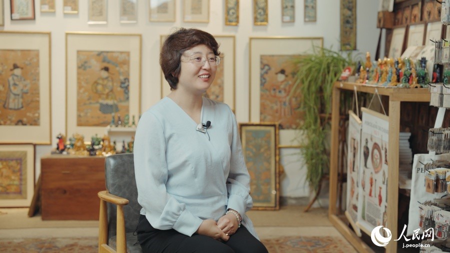 圖為瓷器修復藝術(shù)家王京。人民網(wǎng)記者 張若涵攝