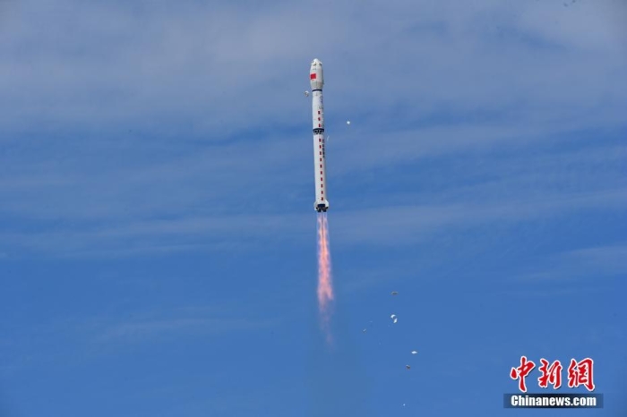 8月3日11時(shí)47分，中國(guó)在酒泉衛(wèi)星發(fā)射中心用長(zhǎng)征四號(hào)丙遙四十四運(yùn)載火箭，成功發(fā)射風(fēng)云三號(hào)06星，衛(wèi)星順利進(jìn)入預(yù)定軌道，任務(wù)取得圓滿成功。該衛(wèi)星將接替在軌超期服役的風(fēng)云三號(hào)C星，探測(cè)數(shù)據(jù)主要用于天氣預(yù)報(bào)、大氣化學(xué)和氣候變化監(jiān)測(cè)業(yè)務(wù)及研究。汪江波 攝