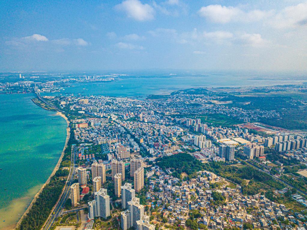 這是海南自貿(mào)港重點(diǎn)園區(qū)——洋浦經(jīng)濟(jì)開發(fā)區(qū)所在的環(huán)新英灣地區(qū)（無人機(jī)照片，2023年2月26日攝）。新華社記者 蒲曉旭 攝