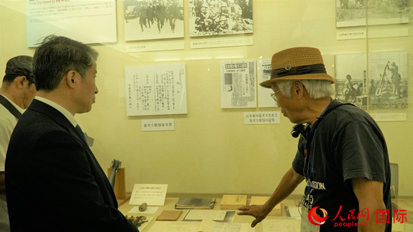 毒氣島歷史研究所事務(wù)局長山內(nèi)正之在毒氣資料館為大家介紹日軍發(fā)動(dòng)毒氣戰(zhàn)的罪證。人民網(wǎng) 蔣曉辰攝