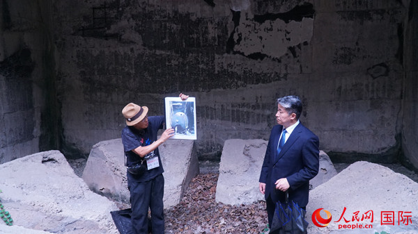 毒氣島歷史研究所事務(wù)局長山內(nèi)正之在毒氣儲(chǔ)存遺址為大家介紹日軍發(fā)動(dòng)毒氣戰(zhàn)的罪證。人民網(wǎng) 蔣曉辰攝