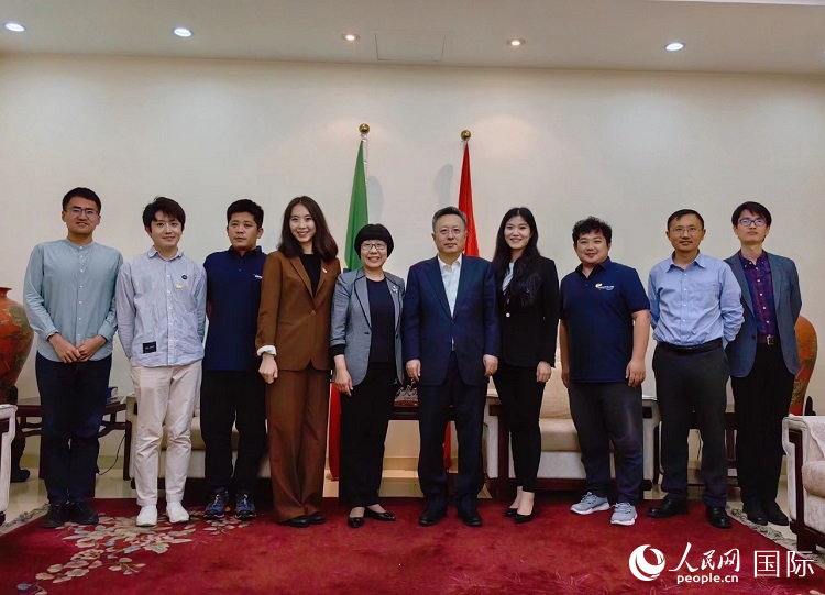 趙志遠大使（右五）、使館工作人員與人民網記者合影。