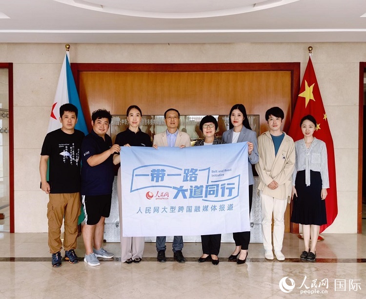 胡斌大使（左四）、使館工作人員與人民網記者合影。