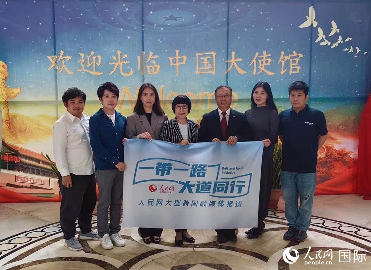 崔建春大使（右三）與人民網記者合影。