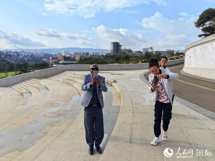 亞的斯亞貝巴友誼廣場的游客與人民網記者互動。人民網記者 陳星星攝