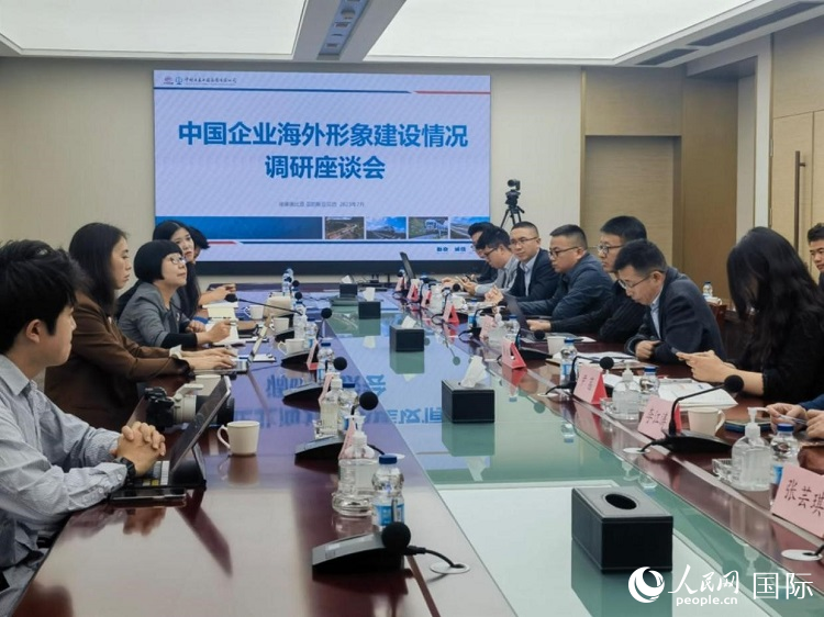 埃塞俄比亞中國商會企業(yè)代表與人民網記者座談。人民網記者 劉寧攝