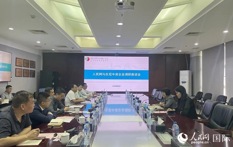 尼日利亞中國商會企業(yè)代表與人民網記者座談。