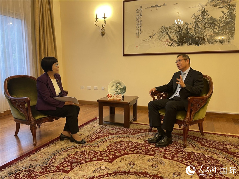 胡長春大使接受人民網(wǎng)記者唐維紅采訪。人民網(wǎng)記者 趙艷紅攝