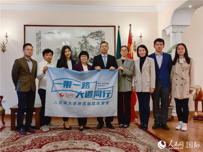 胡長春大使、駐非盟使團(tuán)工作人員與人民網(wǎng)記者合影。