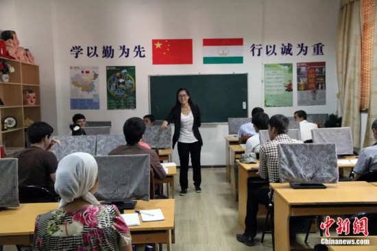 2014年，塔吉克斯坦國立民族大學(xué)的孔子學(xué)院內(nèi)，教師正在為塔吉克斯坦學(xué)生授課。田冰 攝