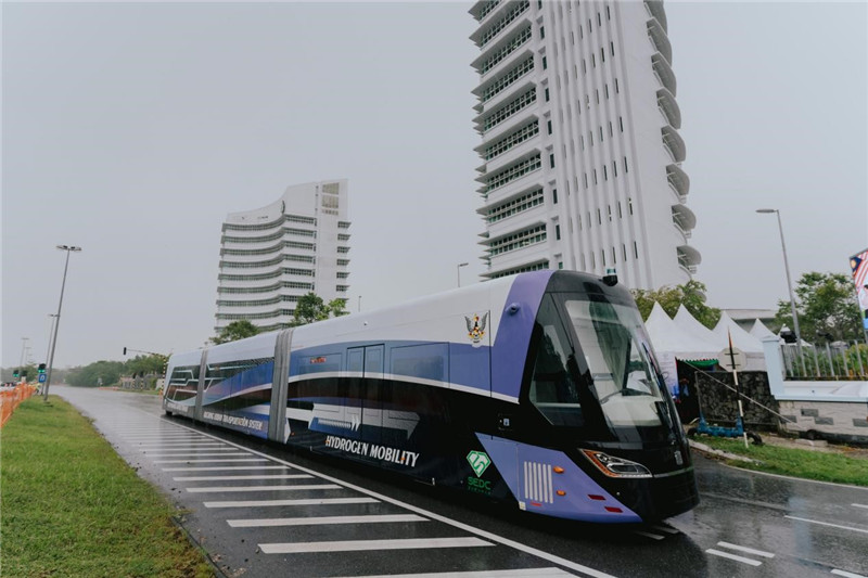 9月6日下午，由中車株洲所自主研發(fā)制造的全球首輛氫能源智軌電車正式亮相馬來(lái)西亞砂拉越州古晉市。中車株洲所供圖