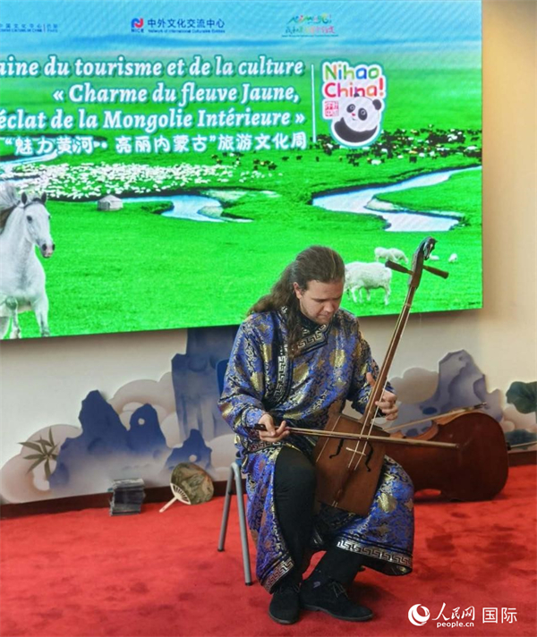 法國(guó)音樂家馬修·勒庫演奏馬頭琴。人民網(wǎng)記者 尚凱元攝