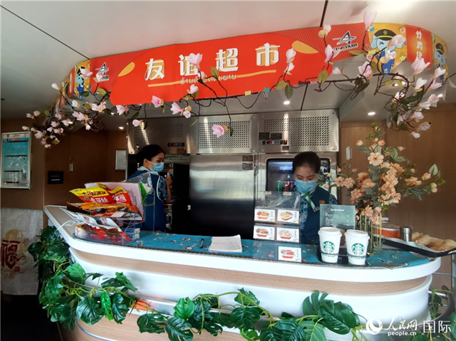 中老鐵路國際旅客列車?yán)锏摹坝颜x超市”。人民網(wǎng) 杜明明攝
