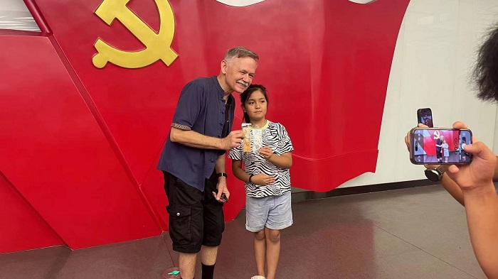 潘維廉和志愿講解員紀(jì)念合影。主辦方供圖