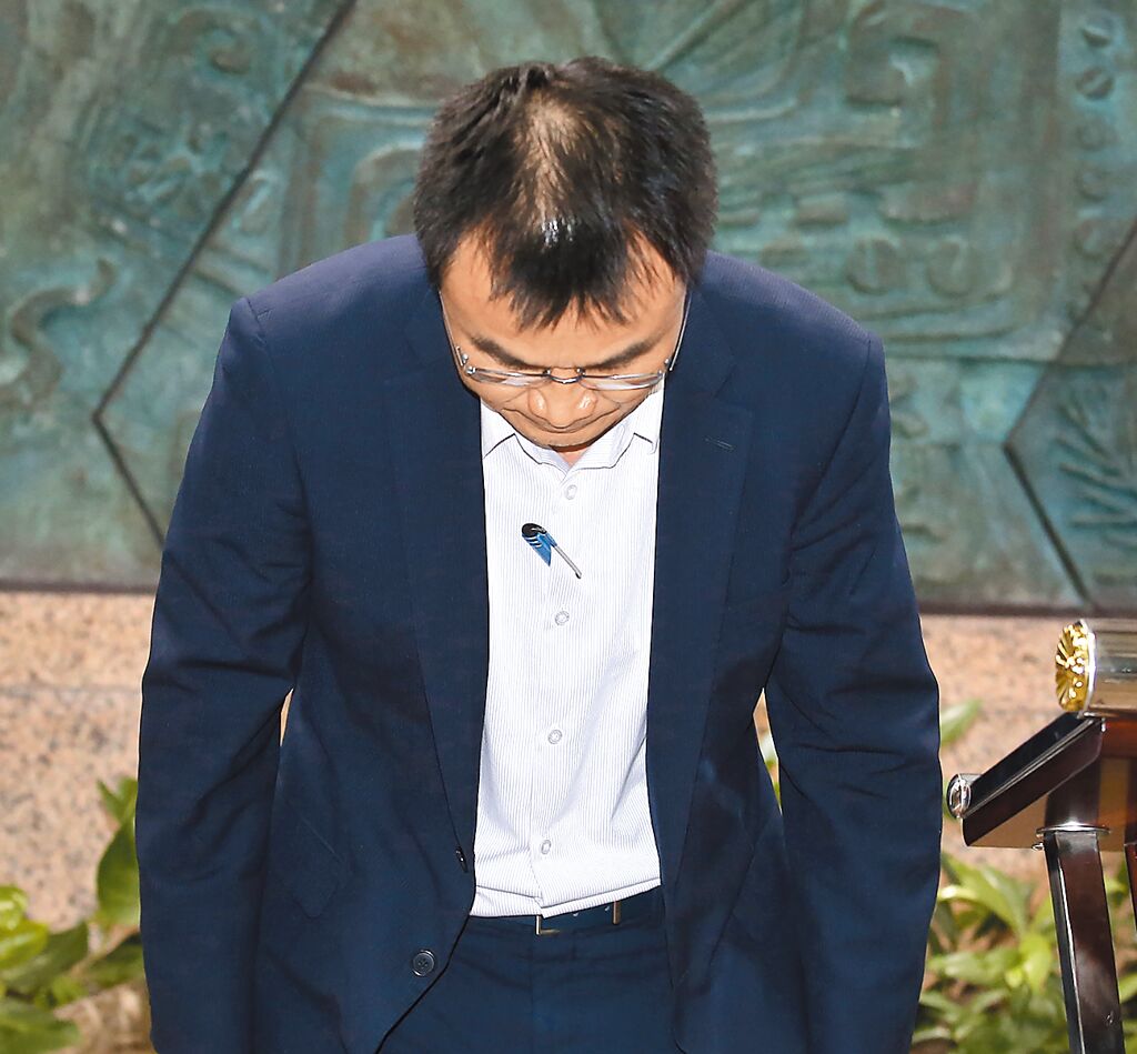 臺農業(yè)部門負責人陳吉仲19日傍晚舉行記者會說明項目進口雞蛋議題，當日晚間8點在臉書上宣布辭職。 圖片來源：臺灣“中時新聞網”