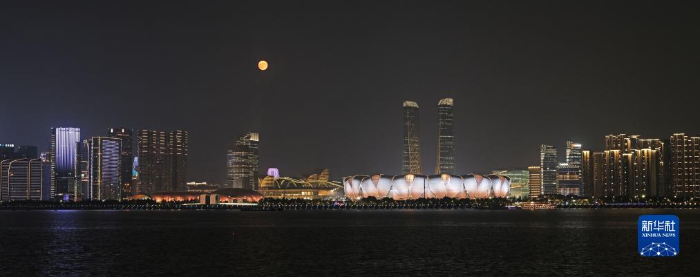 這是9月29日在杭州拍攝的杭州奧體中心體育場和滿月。新華社發(fā)（李忠攝）