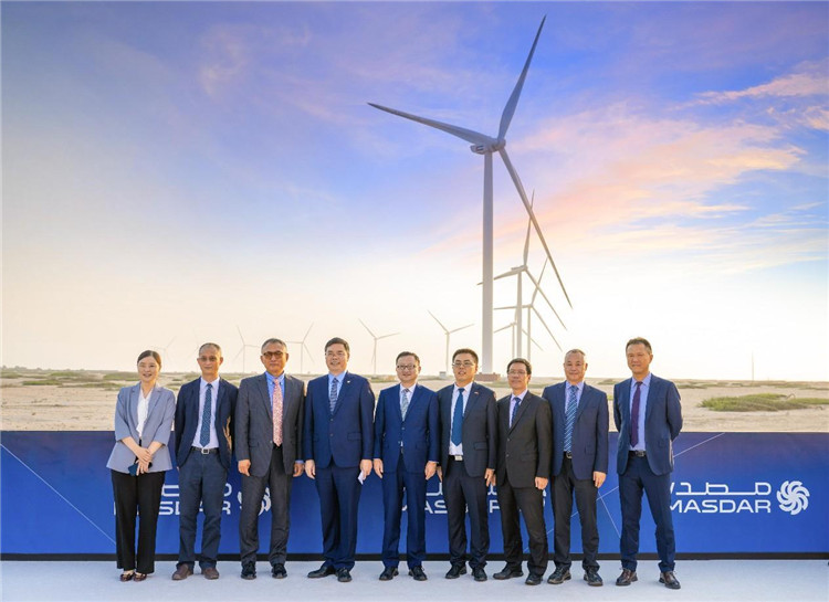 中方建設者在風電場合影。中國電建供圖