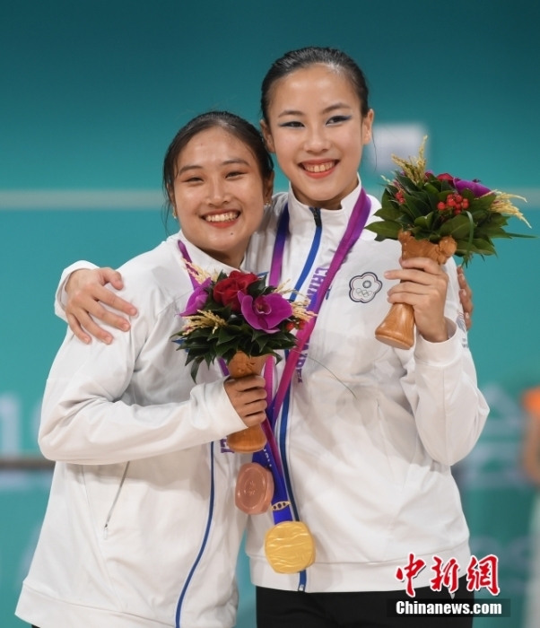 10月7日，杭州第19屆亞運(yùn)會(huì)輪滑項(xiàng)目女子花樣輪滑單人滑長(zhǎng)節(jié)目決賽在錢(qián)塘輪滑中心舉行。結(jié)合短節(jié)目決賽成績(jī)，中國(guó)臺(tái)北選手洪筱晴(左)以94.38分的總成績(jī)奪得女子花樣輪滑單人滑冠軍，中國(guó)臺(tái)北選手張致如(右)獲得季軍。<a target='_blank' href='/'><p  align=