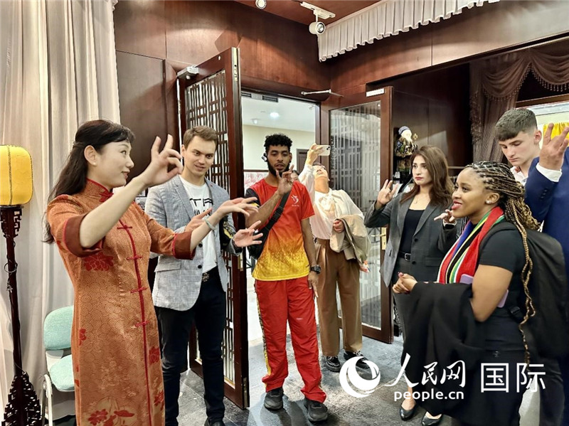 國際民間人士代表團(tuán)參觀古北市民中心昆曲教室。人民網(wǎng)記者 周雨攝