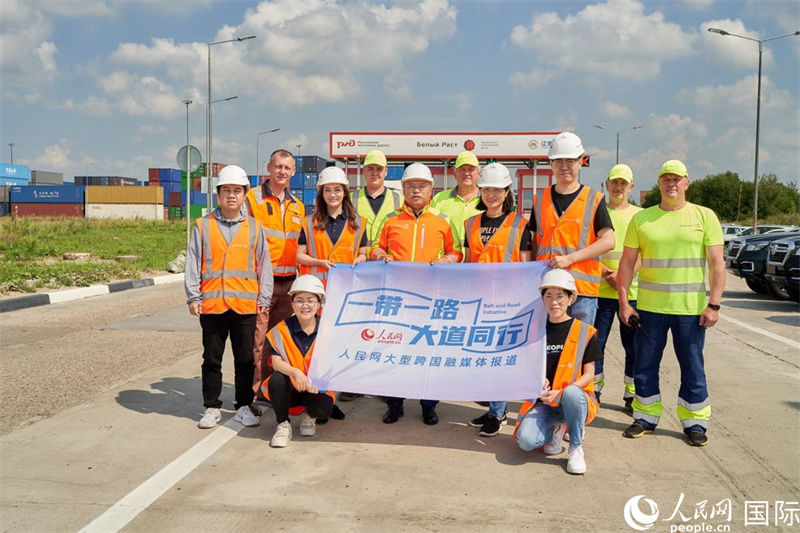 人民網(wǎng)記者在莫斯科別雷拉斯特物流中心采訪。