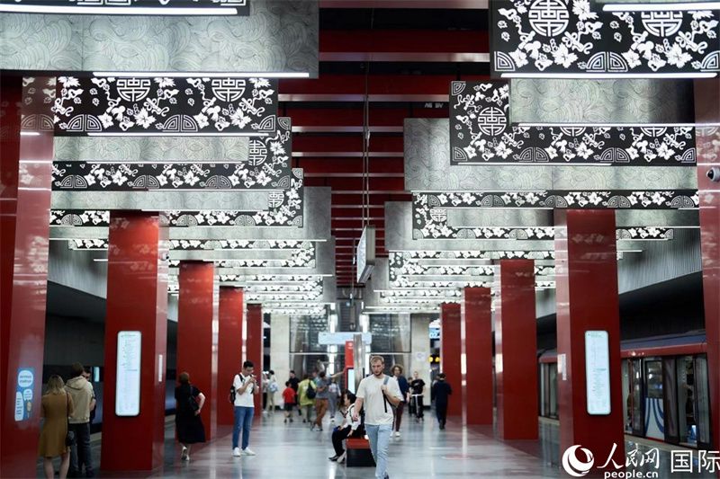 莫斯科米丘林大街地鐵站洋溢著濃郁的“中國風”。人民網(wǎng)記者 馬天翼攝