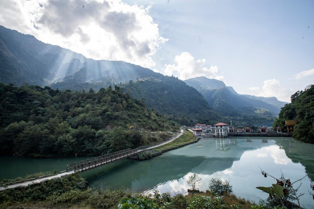 這是2022年11月8日拍攝的尼泊爾上馬相迪A水電站大壩。上馬相迪A水電站位于尼泊爾西部勒姆宗縣，2013年1月開工建設(shè)，2017年1月1日投入商業(yè)運(yùn)營。該水電站投入運(yùn)營以來，極大緩解了尼泊爾電力緊缺局面。新華社發(fā)（哈里·馬哈爾詹 攝）