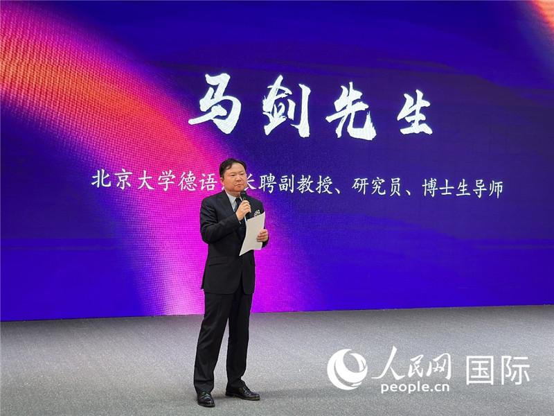 北京大學(xué)德語系長聘副教授馬劍點(diǎn)評(píng)學(xué)生表現(xiàn)。（攝影：張麗鷗）