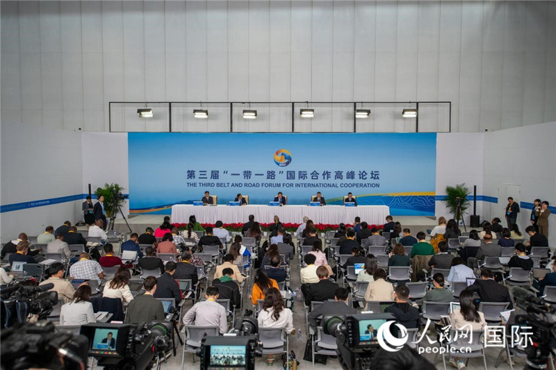 10月16日，第三屆“一帶一路”國際合作高峰論壇新聞中心在北京國家會(huì)議中心舉行首場吹風(fēng)會(huì)，邀請(qǐng)自然資源部國際合作司和相關(guān)單位負(fù)責(zé)人介紹有關(guān)情況，并回答記者提問。人民網(wǎng)記者 翁奇羽攝