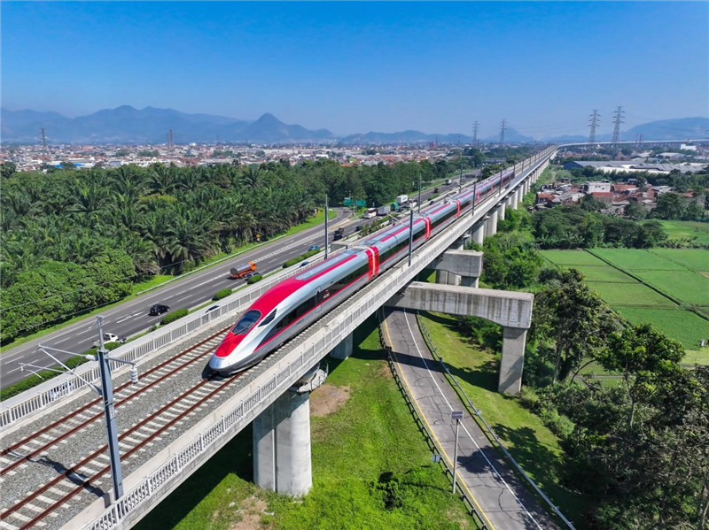奔馳在雅萬高鐵上的動車組。中車青島四方機車車輛股份有限公司供圖