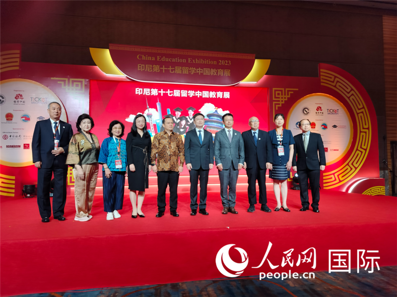 與會(huì)嘉賓合影。人民網(wǎng)記者  李培松攝