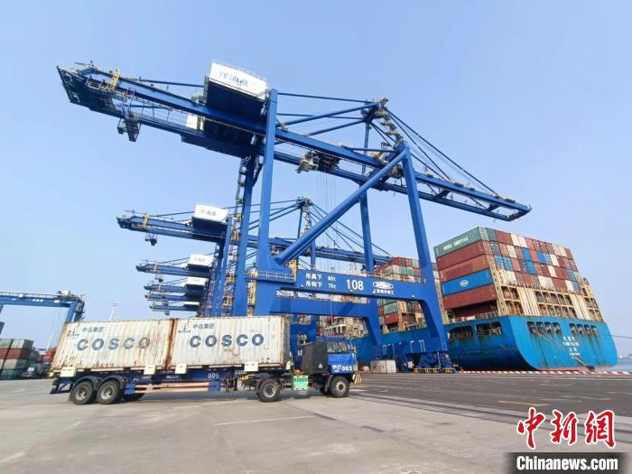 圖為海南洋浦國際集裝箱碼頭，卡車將集裝箱從后方堆場運(yùn)往碼頭裝卸區(qū)?！堅潞?攝