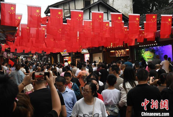 圖為重慶千年古鎮(zhèn)磁器口游人如織。<a target='_blank' href='/' ><p  align=