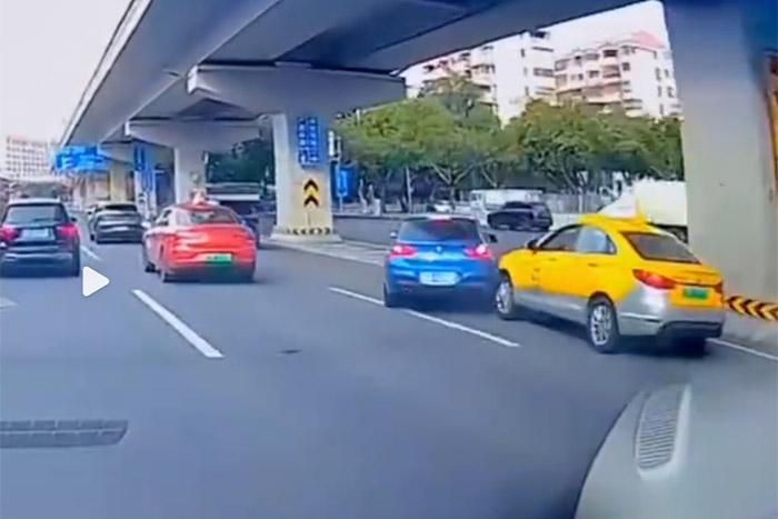 視頻截圖顯示，發(fā)生碰撞的剎那，出租車后方似乎確有車燈點(diǎn)亮。