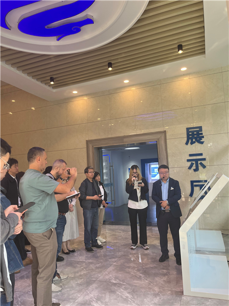 （在文瀾智谷中試產(chǎn)業(yè)基地，中外記者深入了解科技轉(zhuǎn)化情況 趙橙涔攝）